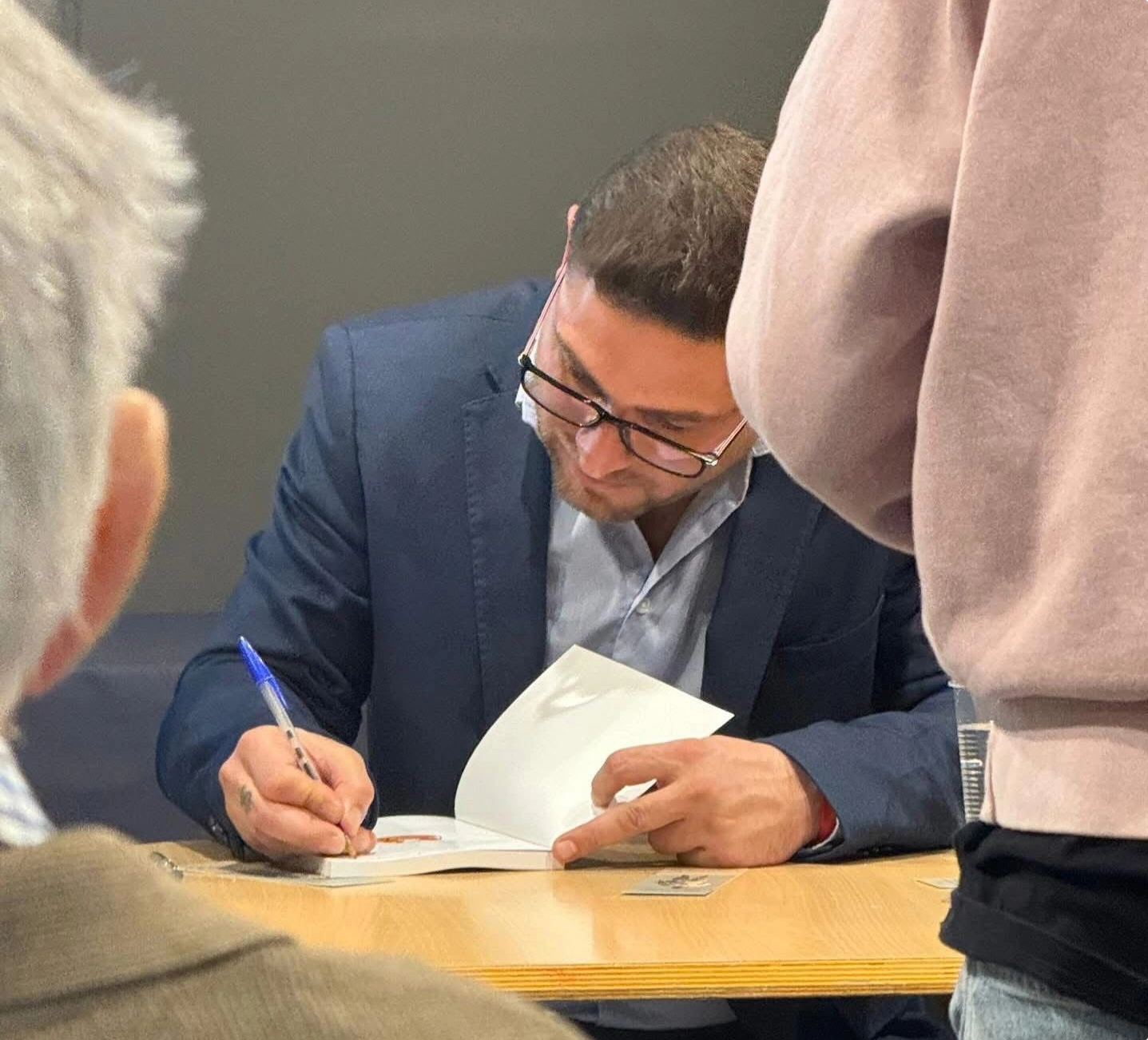 foto de Pprincipitoo firmando libros